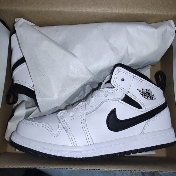 Air Jordans Childrens sneakers - Picture 1 of 8